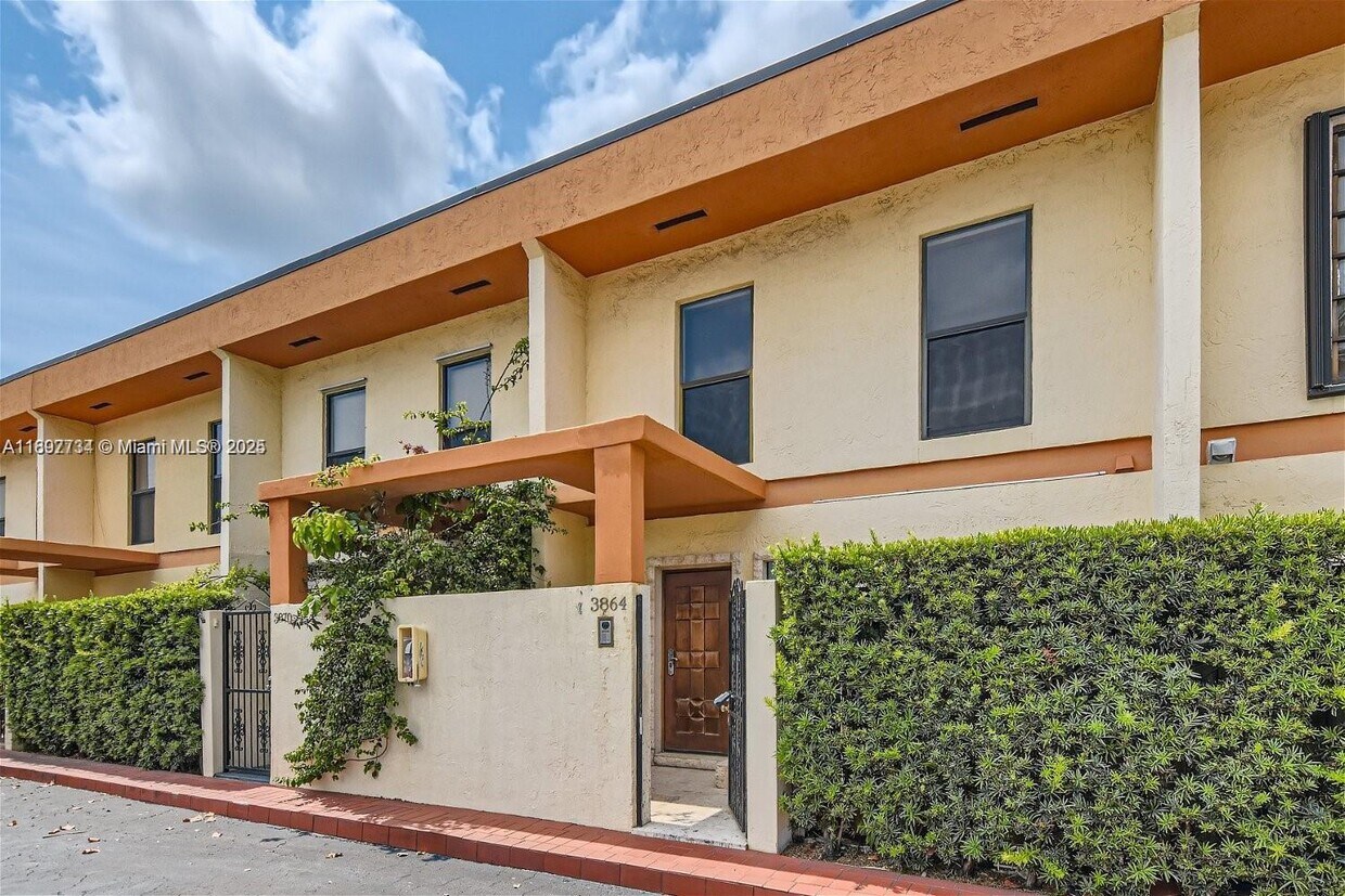 Foto principal - 3864 NE 167th St