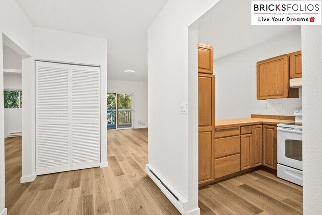Foto del edificio - Live Steps from Microsoft | Stylish 2BR Condo with Fireplace & Parking