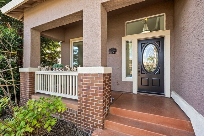 Building Photo - For rent: spacious and updated 5-bedroom, ...