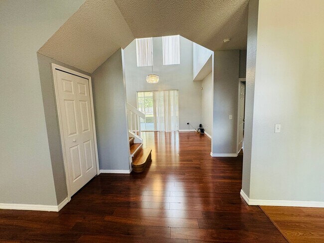 Building Photo - Ready to move-in on June 6th! Luxurious & ...