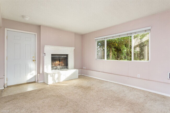 Building Photo - 2 br, 1 bath Duplex - 3111 204th Street So...