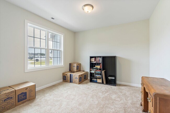 Foto del edificio - Spacious 6 bedroom 3.5 Bath Two Story Home...