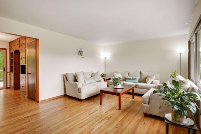 Foto del edificio - 656 17th Ave NW