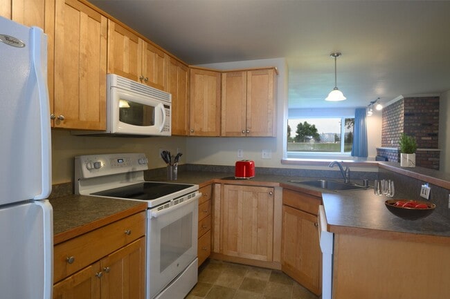 Building Photo - 2 Bed 2 Bath garden level unit in a 4 plex, south of main