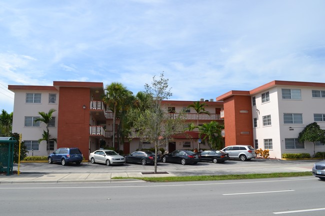 Building Photo - Hollywood Courtyard Apartments