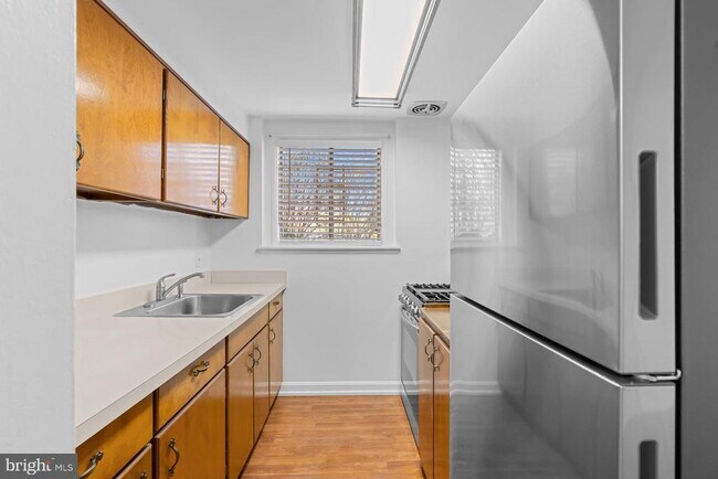 Foto del edificio - 7171 Donnell Pl