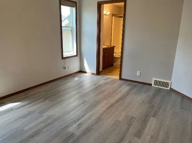 Photo du bâtiment - Johnstone Park - Prime location - upper unit for rent