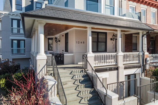 Entrada - 1248 Fairmont St NW