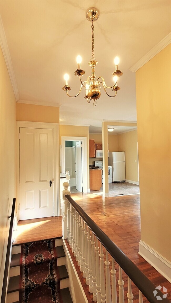 Building Photo - 114 Elm St