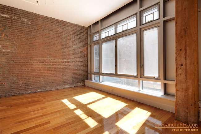 Building Photo - 275 Conover St