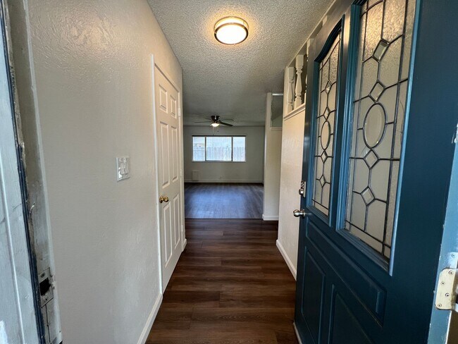 Building Photo - Updated 3 bedroom single story in Manteca!