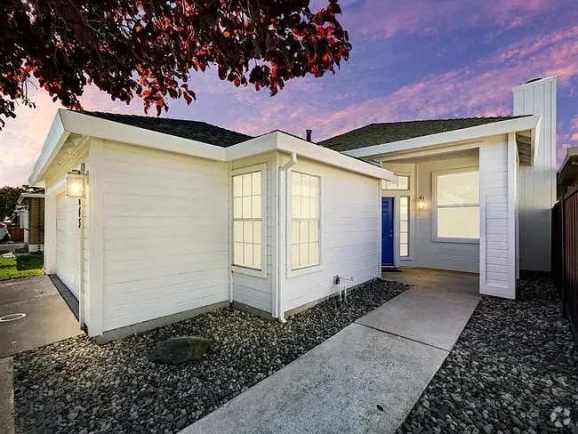 Building Photo - 6643 Laguna Park Dr