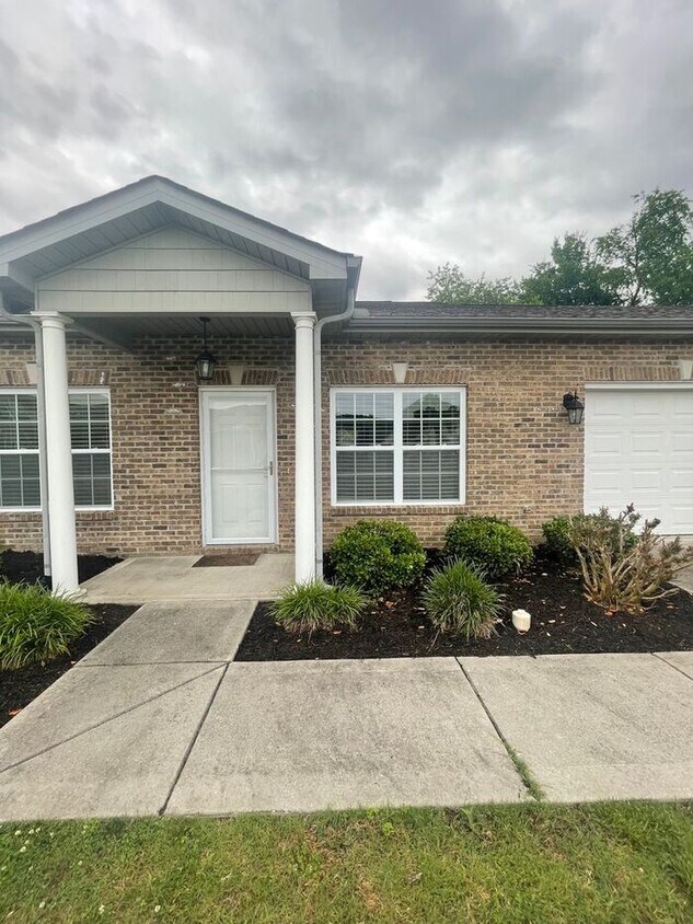 Foto principal - Charming 2 Bed, 2 Bath Home with Garage