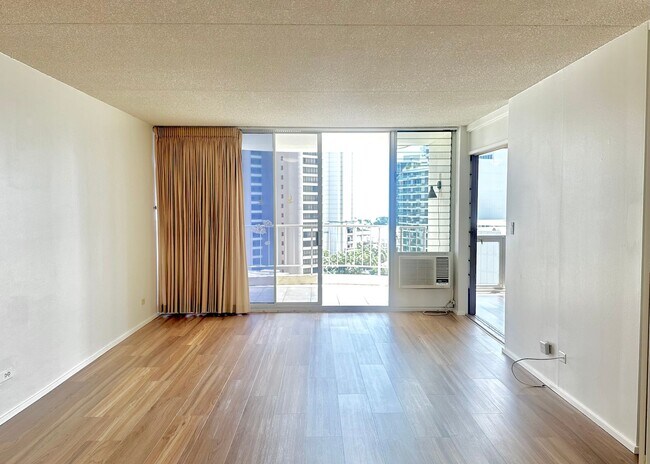 Foto del edificio - CONVENIENTY LOCATED AND SPACIOUS 2BD/2BA CONDO UNIT - WAIKIKI (NEWLY RENOVATED)