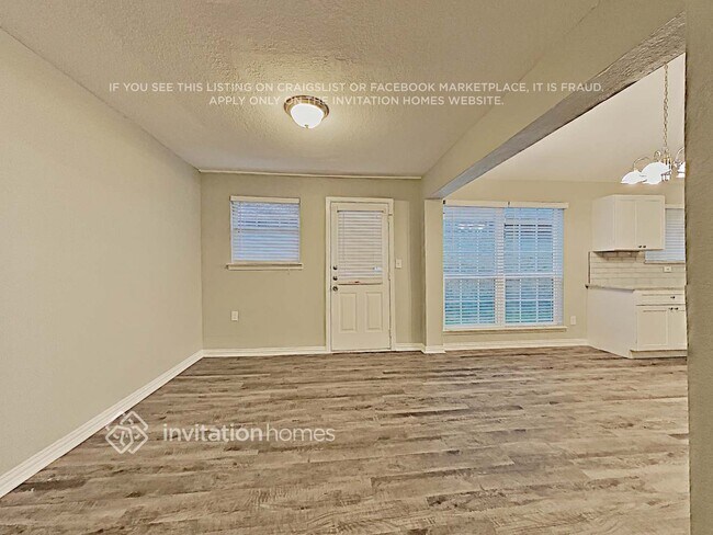 Building Photo - 300 Blueleaf Dr