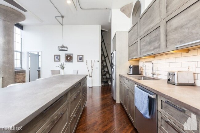 Building Photo - 1801 W Larchmont Ave