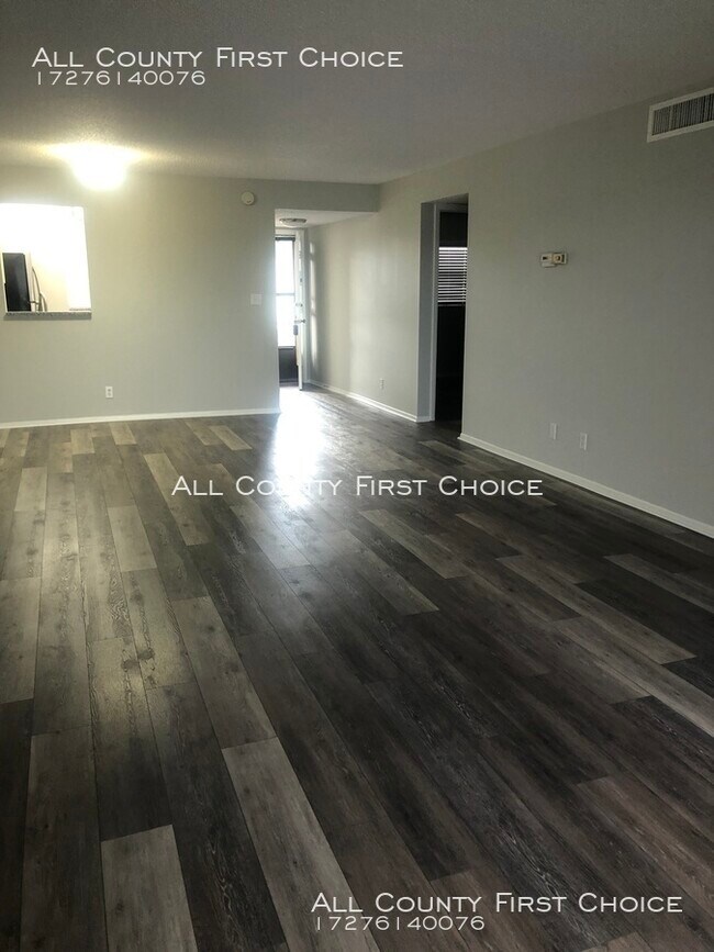Building Photo - Updated 3rd floor condo with water views.