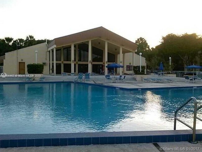Foto del edificio - 14415 N Kendall Dr