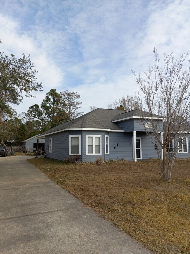 Building Photo - 208 W 23rd Ave