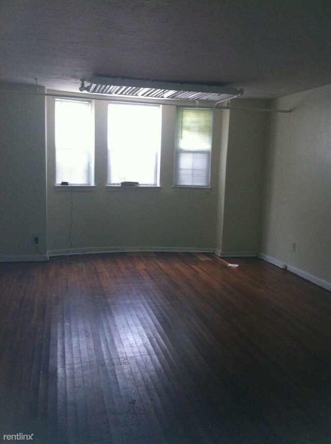 Foto del edificio - 15615 Van Aken Blvd