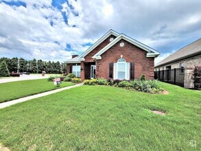 Building Photo - 902 Parkside Ct SE