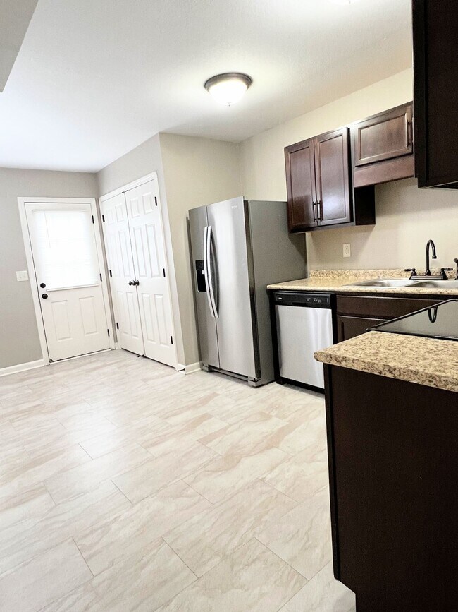 Foto del edificio - 2 Bedroom 1.5 Bathroom Townhome!!!