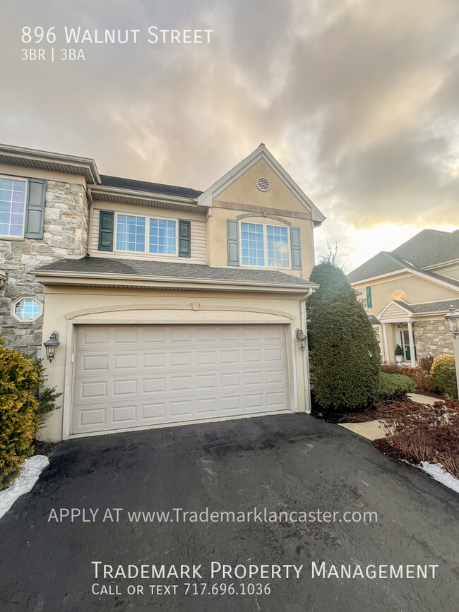 Building Photo - Spacious New Holland Town Home