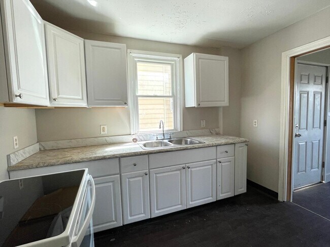 Foto del edificio - Multi Family Home 3 Bedroom and 1 Bath For Rent - Coming Soon