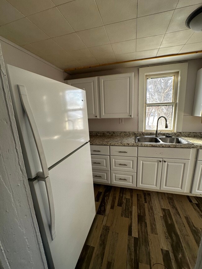 Building Photo - 305 S Western Ave