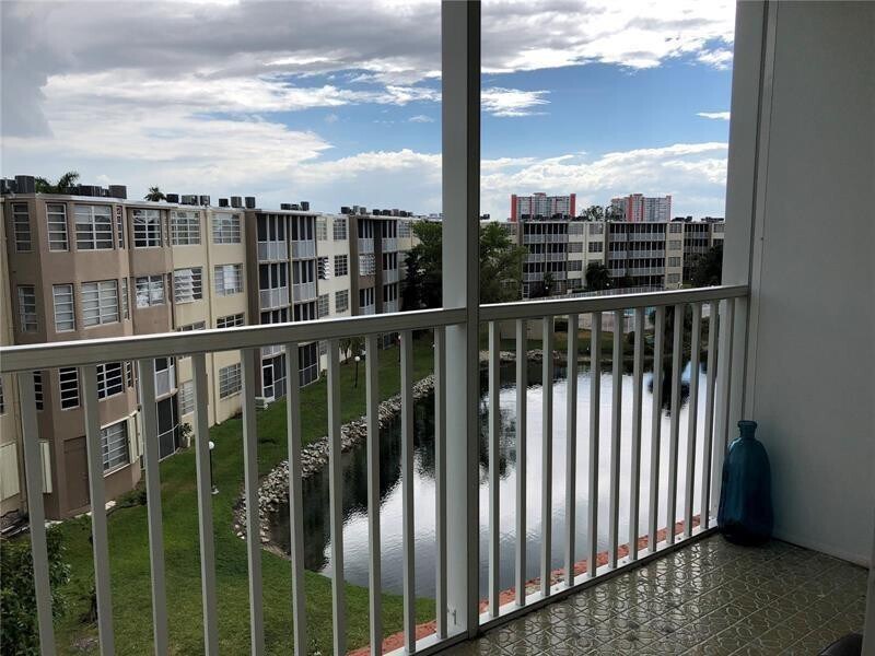 Foto principal - 1700 NE 191st St