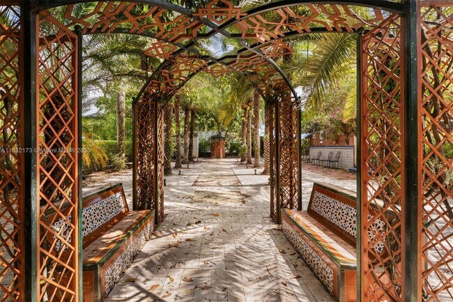 Foto del edificio - 1624 Granada Blvd