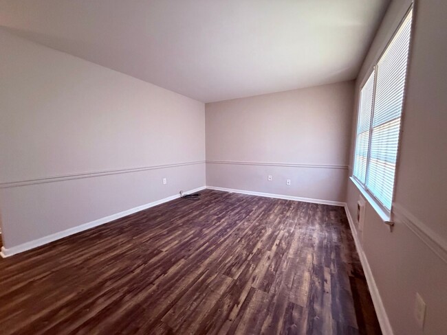Building Photo - 406 Russell Pkwy