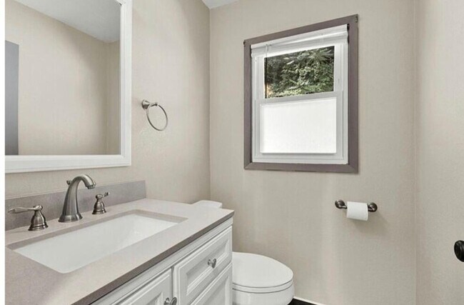 Foto del edificio - 6641 Hillside Ln