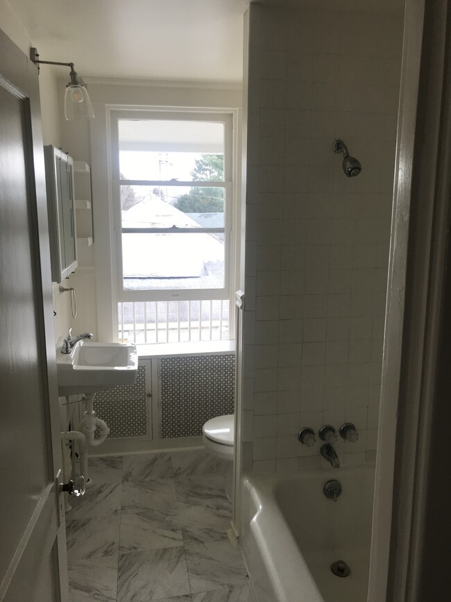 Full Bath - 404 Elm St