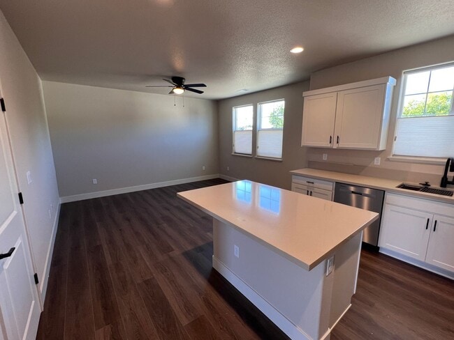 Building Photo - *NEW! 2/2.5 Townhome in Gardnerville*