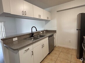 Building Photo - 420 S Park Rd