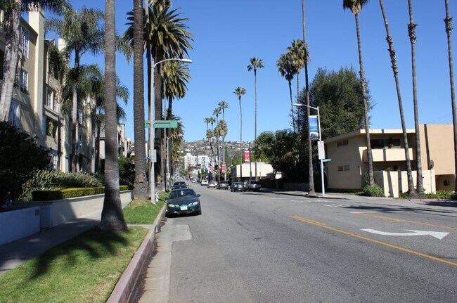 Building Photo - 429 N Doheny Dr