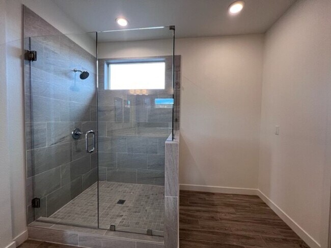 Building Photo - Laughlin Ranch 2 Bedroom Executive home wi...