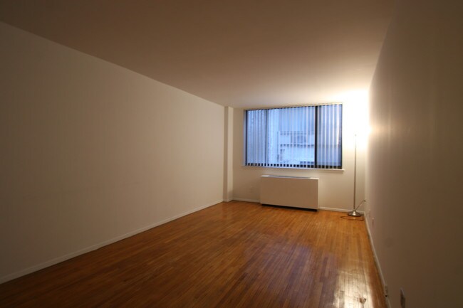 Building Photo - 122 E 13th St