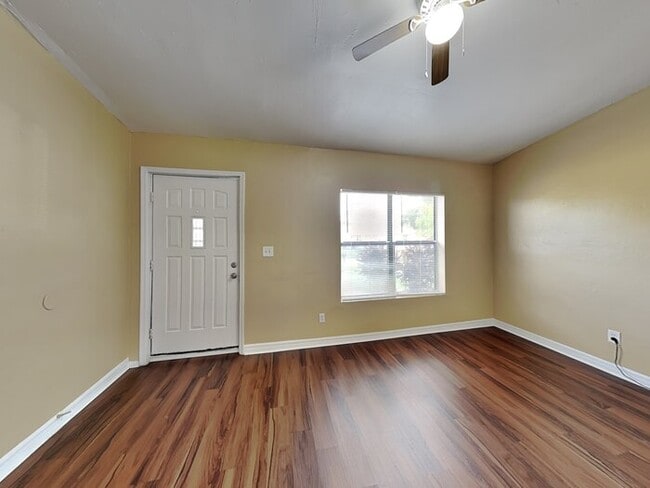 Foto del edificio - 1737 Ave C NE