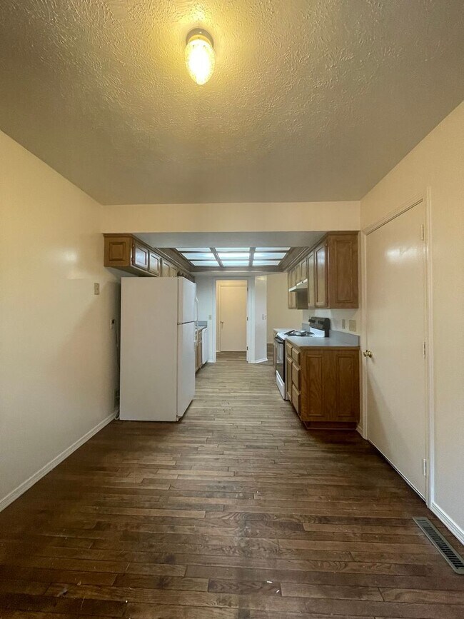 Foto del edificio - Southern Hills 3 Bedroom 2 Bath Duplex-New carpet and new flooring in the bathrooms