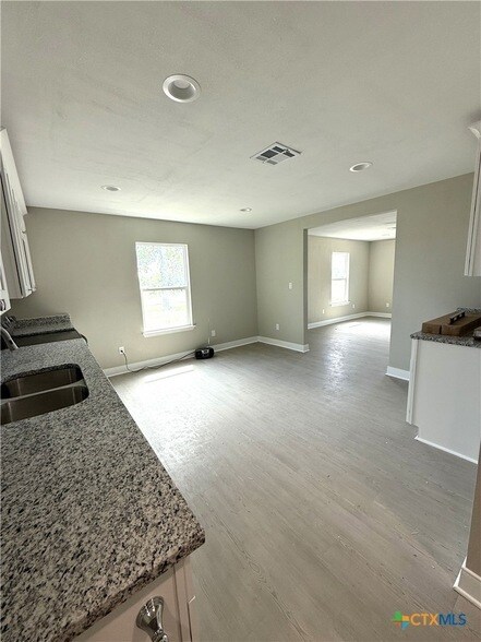 Foto del edificio - 1851 Connell St