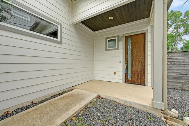 Building Photo - 1100 Saucedo St