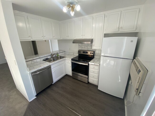 Foto del edificio - Upgraded 2 Bedroom Condo in San Carlos!!  ...