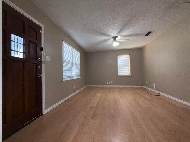 Building Photo - 5115 Kingston Dr