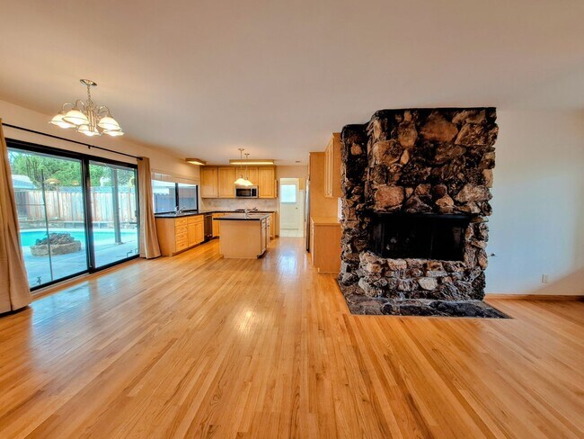 Building Photo - Beautifully Remodeled 4bd House With Pool ...