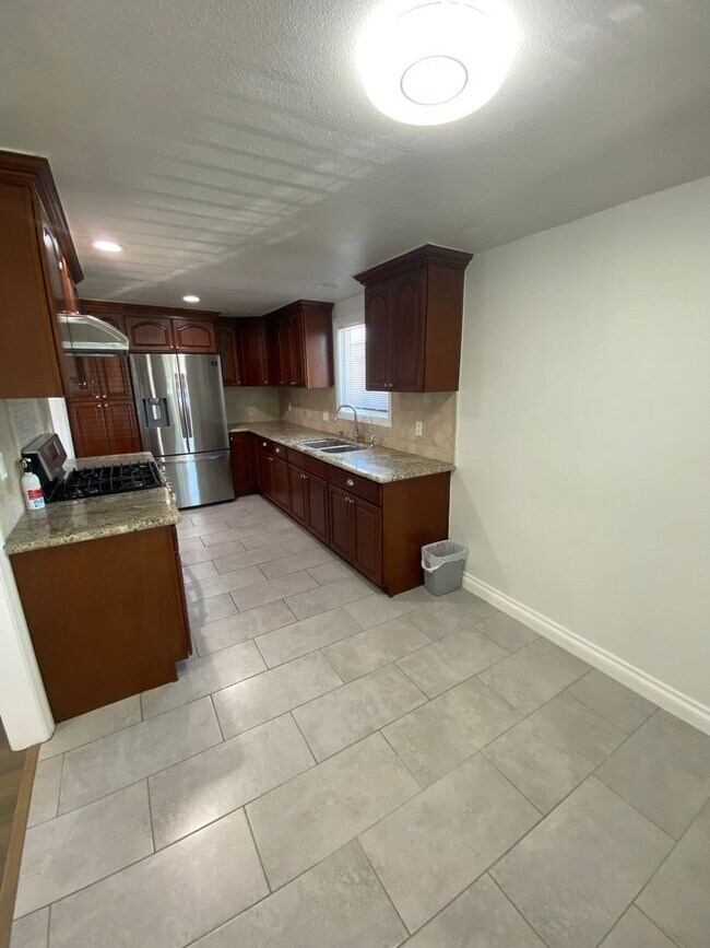 Foto del edificio - Remodeled 4 Bedroom Norwalk House For Rent with AC!