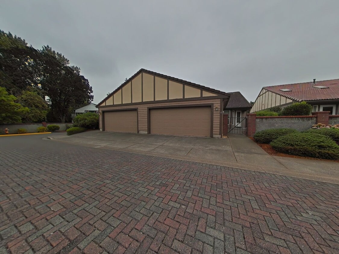 Primary Photo - 3 Bedroom Duplex ~ Close to Timberhill Sho...