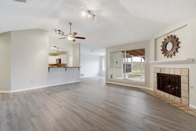 Building Photo - 806 Sylvia Ln