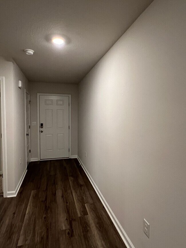 Building Photo - Stunning 4 Bedroom